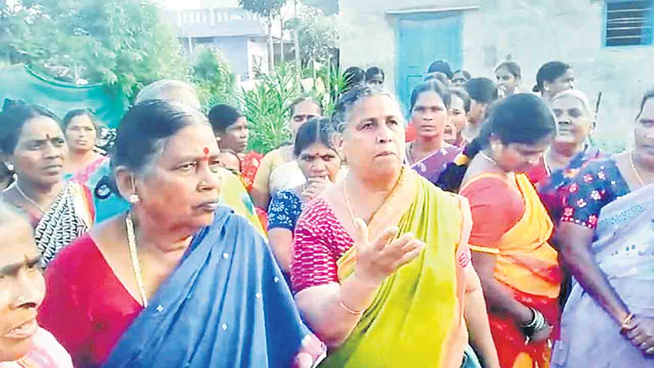 సభకు రమ్మన్నారు.. వదిలేసి వెళ్లారు
