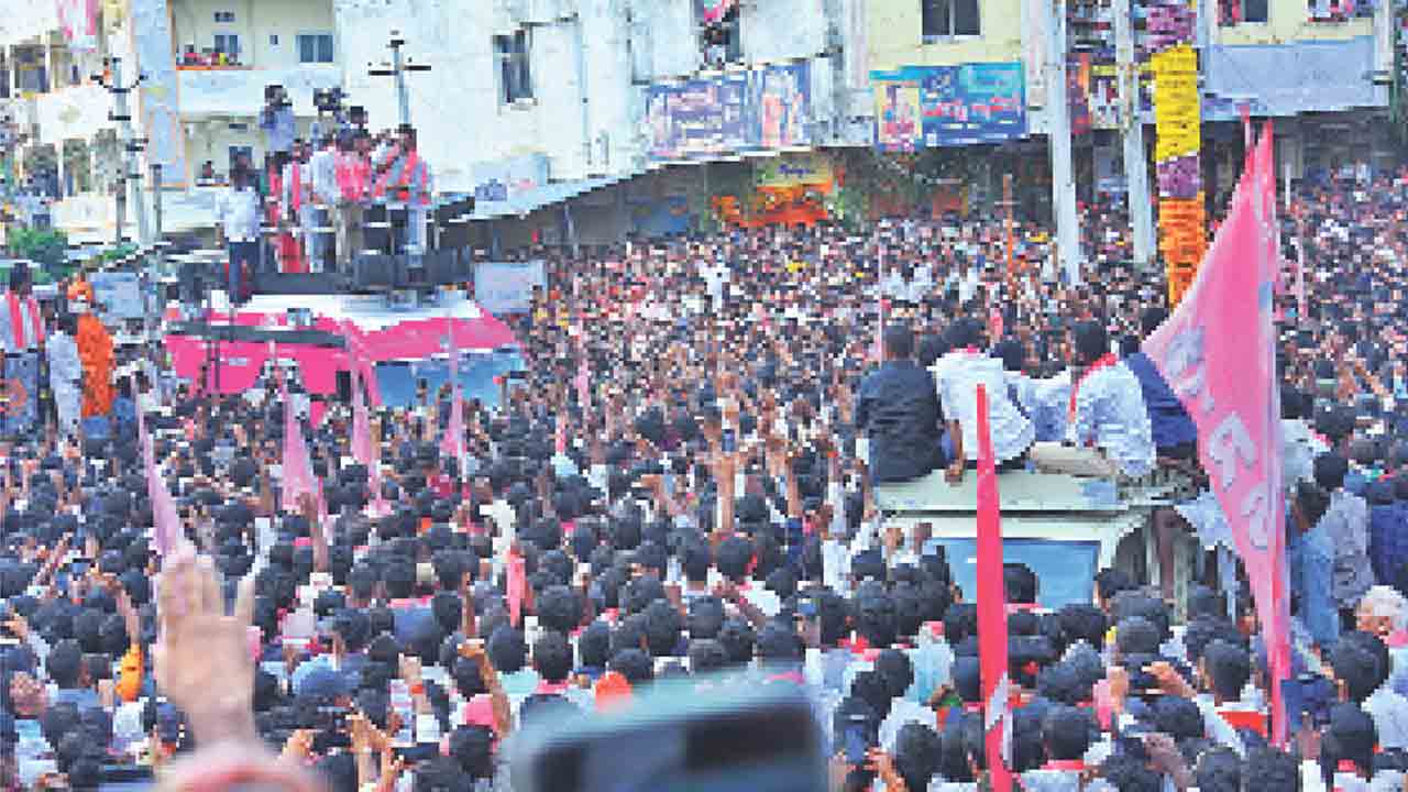 మంత్రి కేటీఆర్‌ రోడ్‌ షో సక్సెస్‌