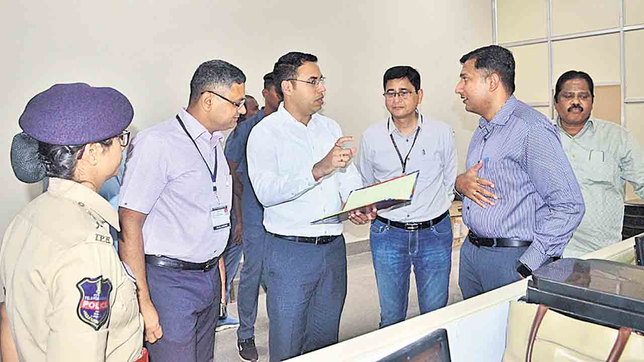 అందరికీ ఓటరు స్లిప్పులు అందాలి