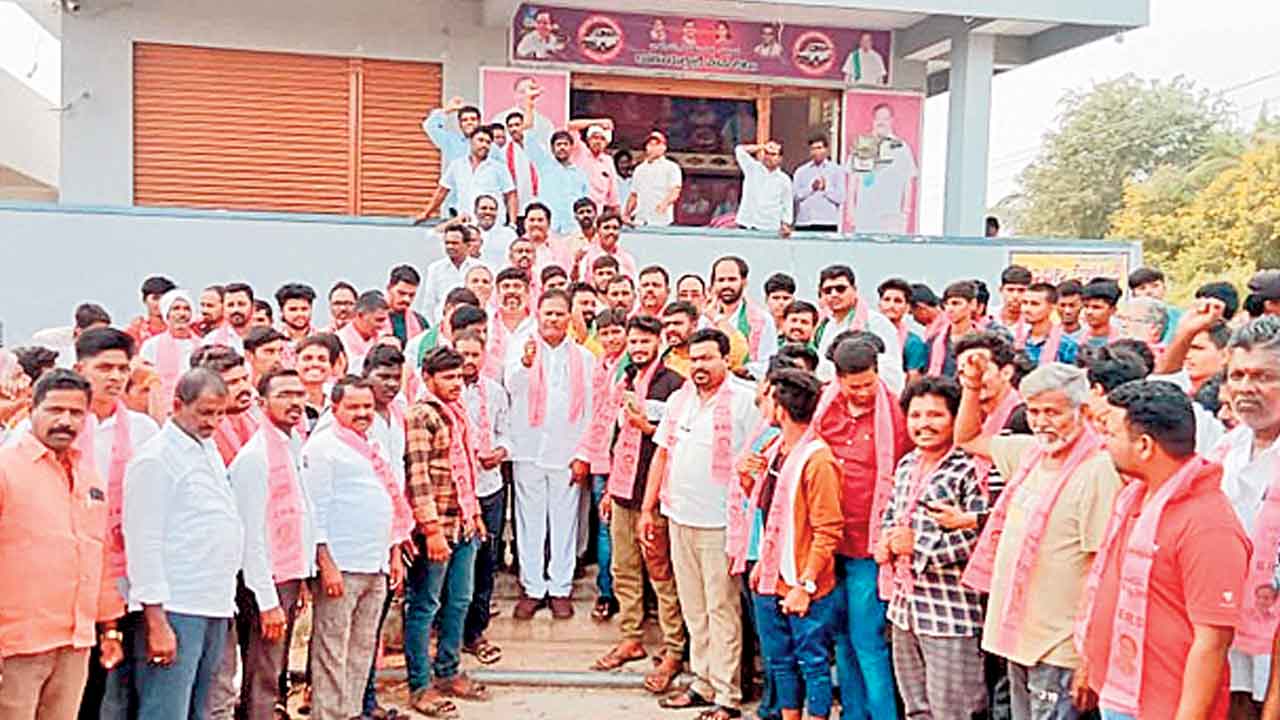 గులాబీ జెండా.. మా అండ