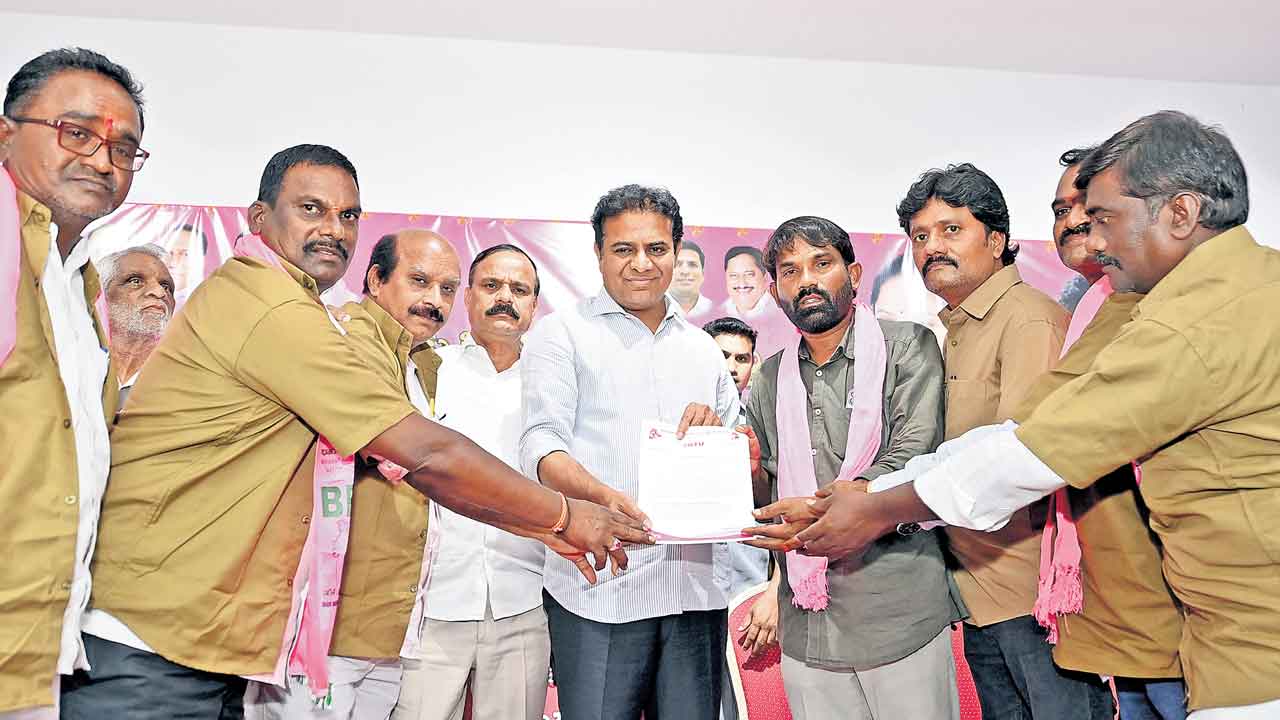 చెత్తబుట్టలోకి కాంగ్రెస్‌ మ్యానిఫెస్టో