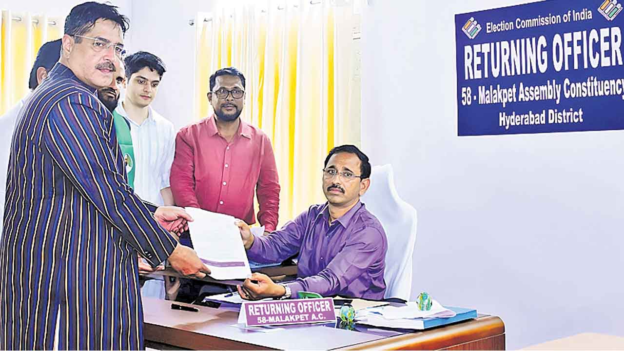 పాతనగరంలో నామినేషన్లు