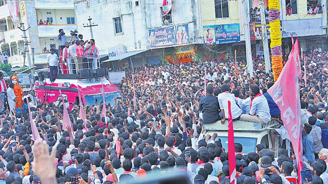 మంత్రి కేటీఆర్‌ రోడ్‌ షో సక్సెస్‌