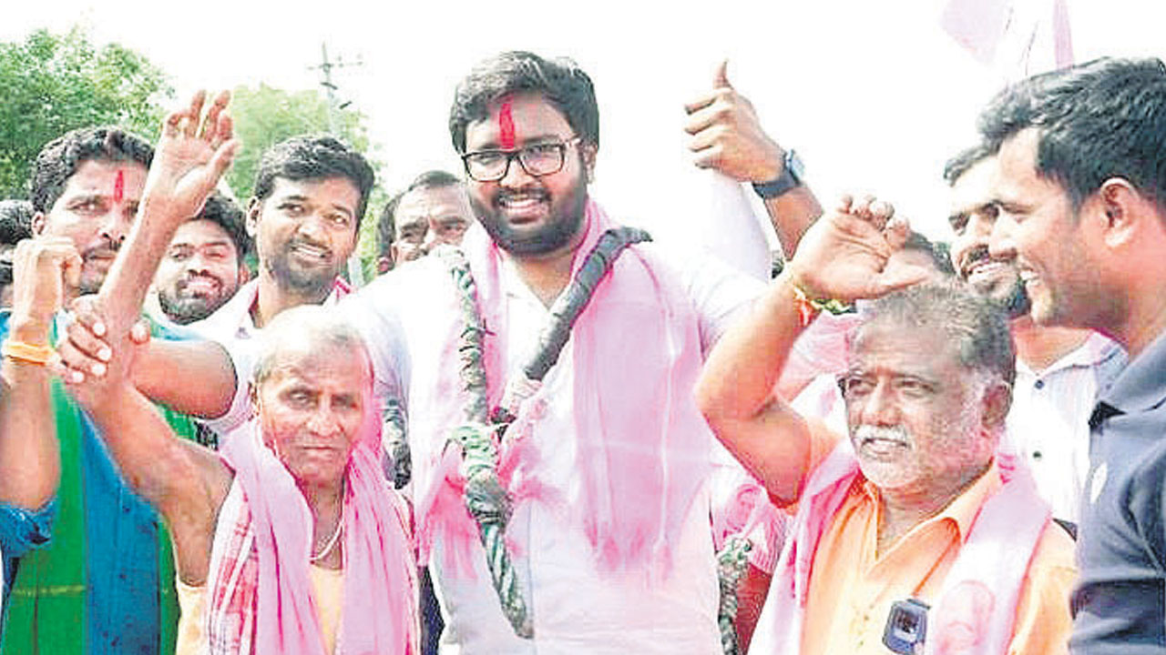 తండ్రుల గెలుపు కోసం తనయులు