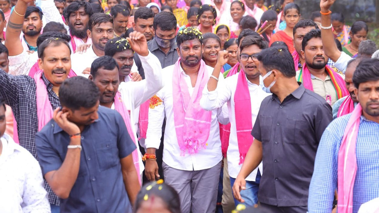 గడప గడపకూగులాబీ దళం