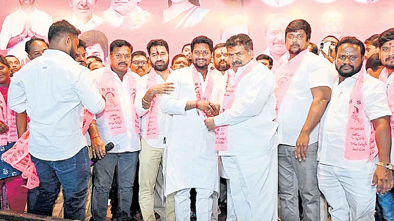 పదేండ్ల ప్రగతిని చూసి ఓటెయ్యండి