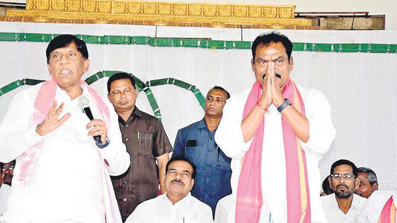 చెయ్యి గుర్తుకు ఓటేస్తే టార్చ్‌ లైట్‌ కొనాల్సిందే