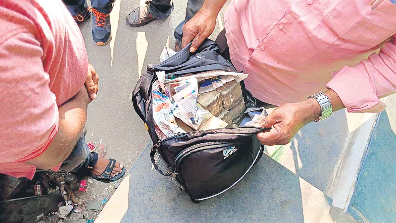 50 లక్షలతో పట్టుబడ్డ ‘వివేక్‌’ సిబ్బంది