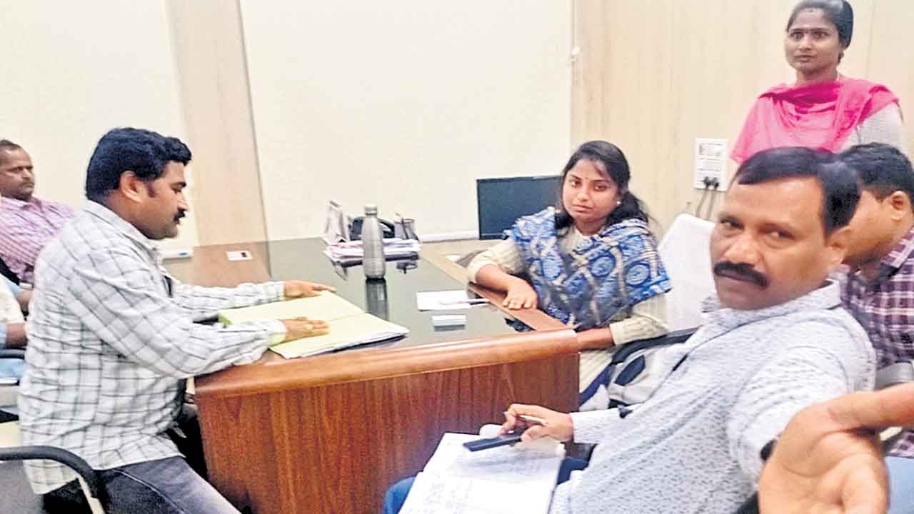 ఏసీబీ వలలో అవినీతి జలగలు