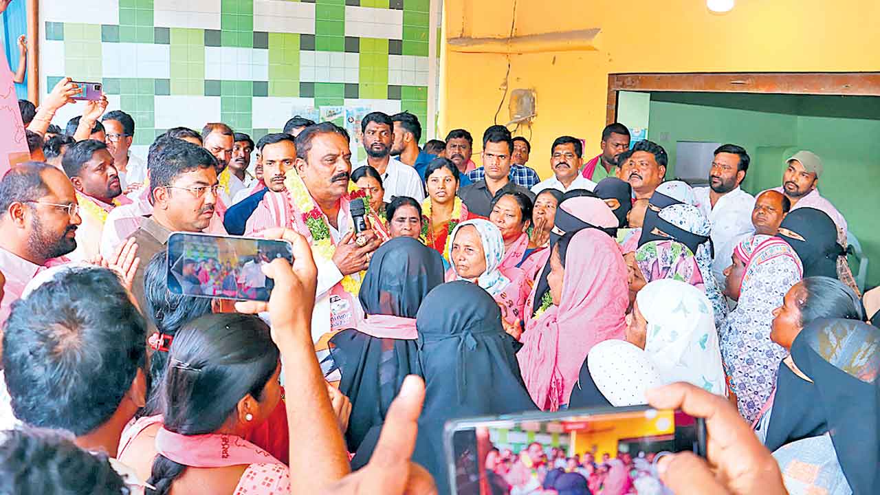 గులాబీ గూటికి.. మైనార్టీ నేతల చేరిక