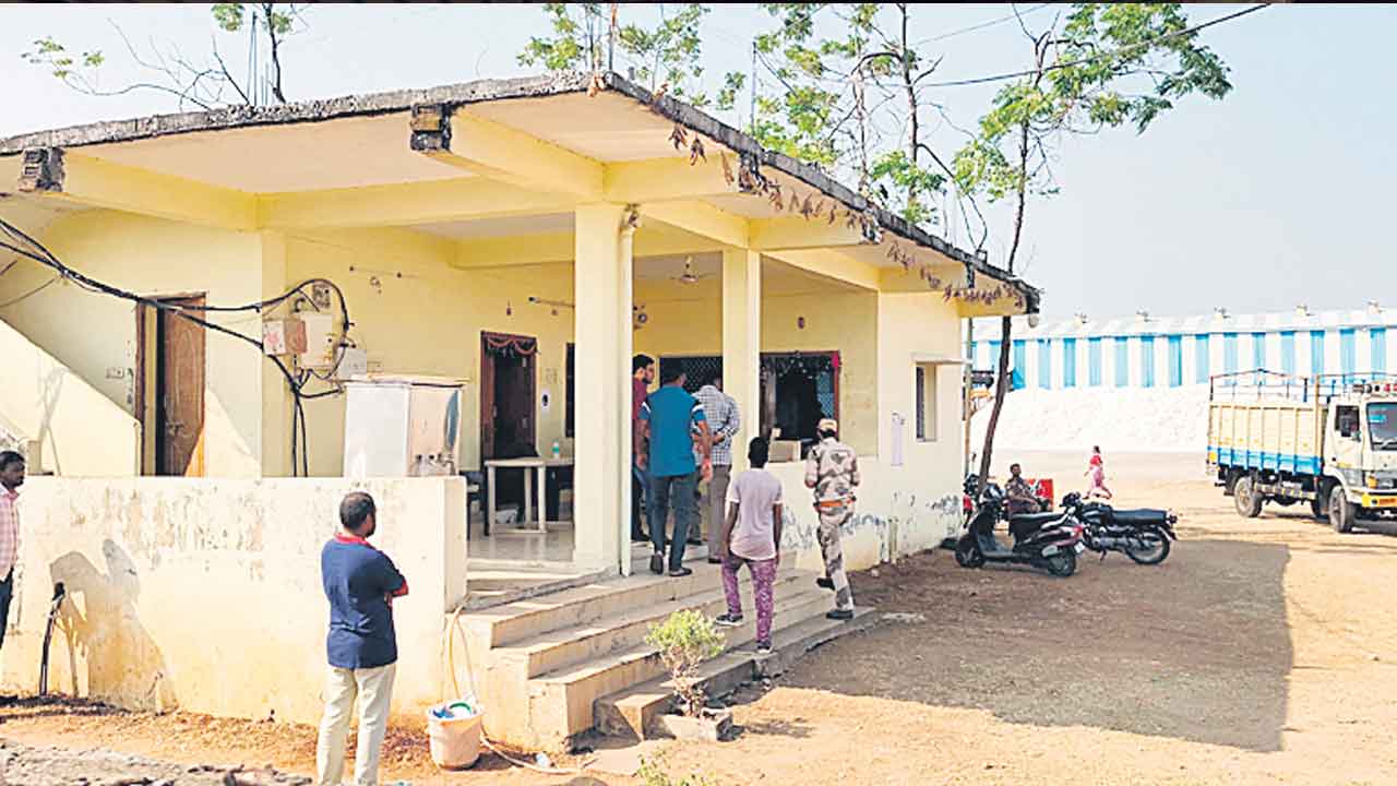 ఐటీ దాడుల కలకలం