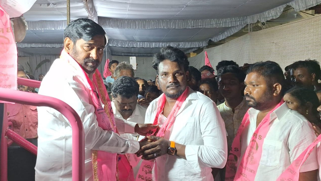 గులాబీ జెండానే కొండంత అండ