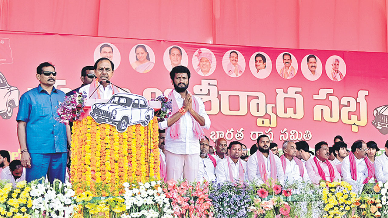 గుండె నిండా..గులాబీ జెండా