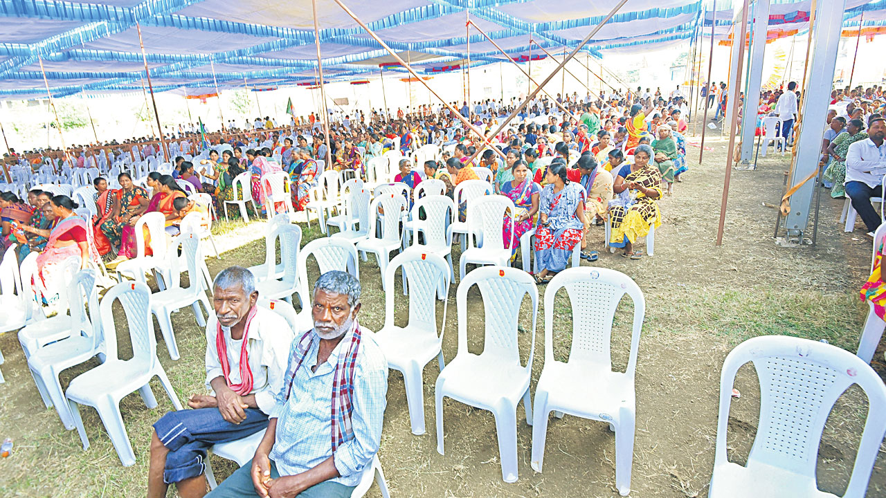 జనం లేక వెలవెల