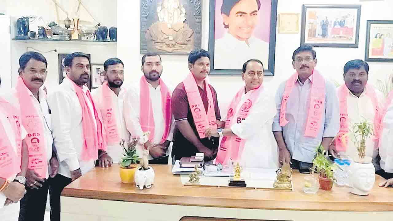 బీఆర్‌ఎస్‌లో చేరిన బీజేపీ సోషల్‌ మీడియా కన్వీనర్‌