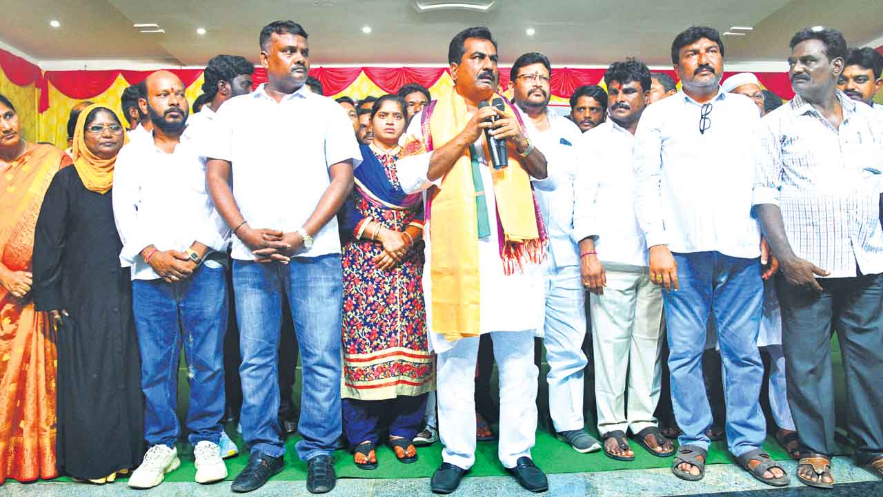 దొంగలకు టికెట్లు అమ్ముకున్న రేవంత్‌