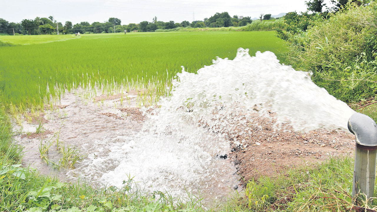 మీటర్లు పెట్టే కాంగ్రెస్‌ మాకెందుకు