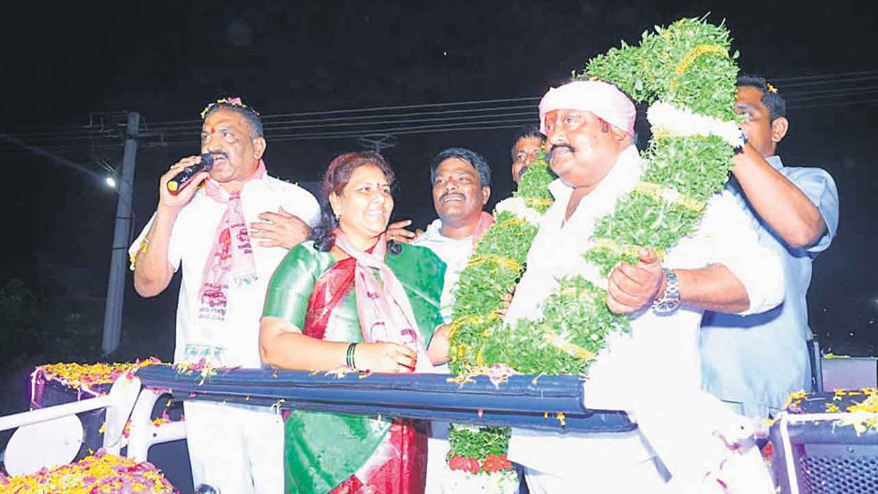 భూకబ్జాదారుడికి కాంగ్రెస్‌ టికెట్‌