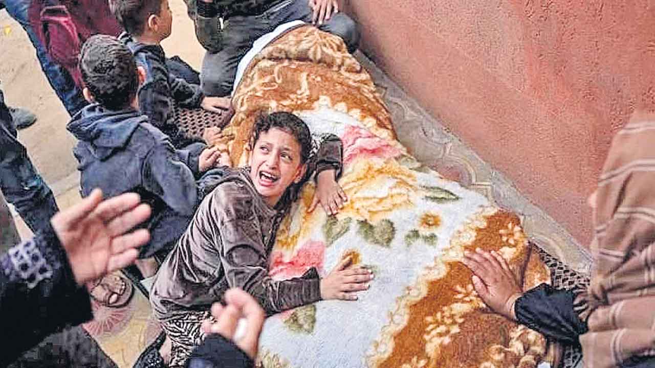 చీకట్లో గాజా దవాఖానాలు.. ఐదుగురు మృతి