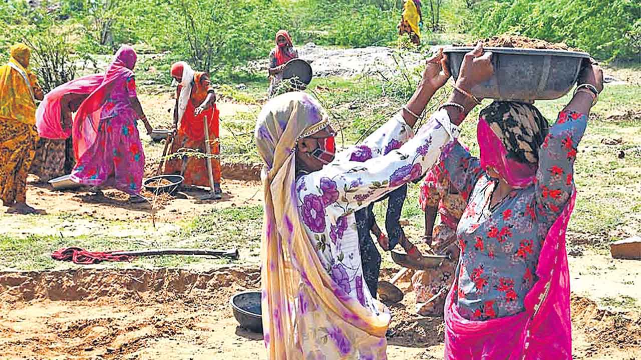 6 నెలల్లో 80 లక్షల జాబ్ కార్డుల తొలగింపు.. ఉపాధి హామీ పథకాన్ని నిర్వీర్యం చేస్తున్న బీజేపీ సర్కారు