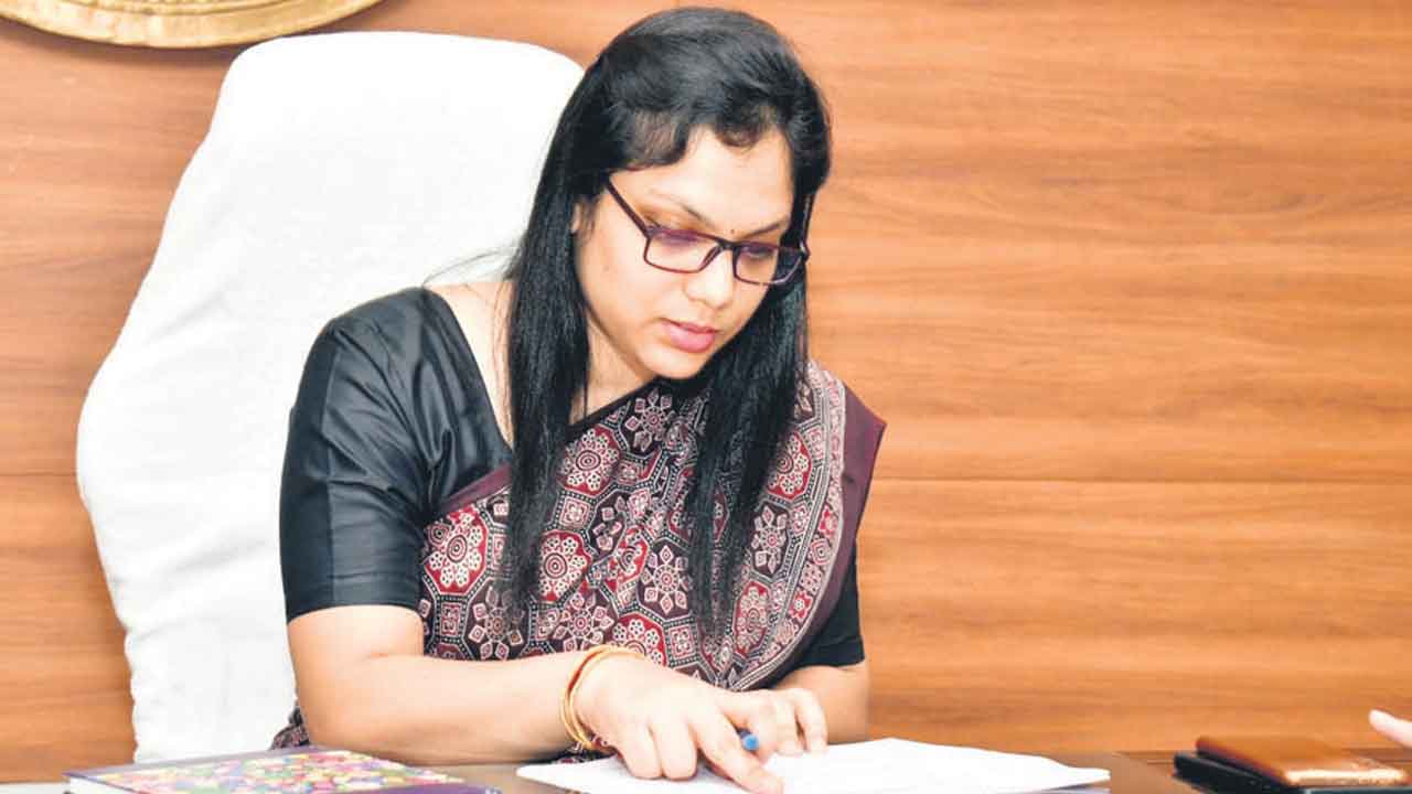 నిబద్ధతతో విధులు నిర్వర్తించాలి