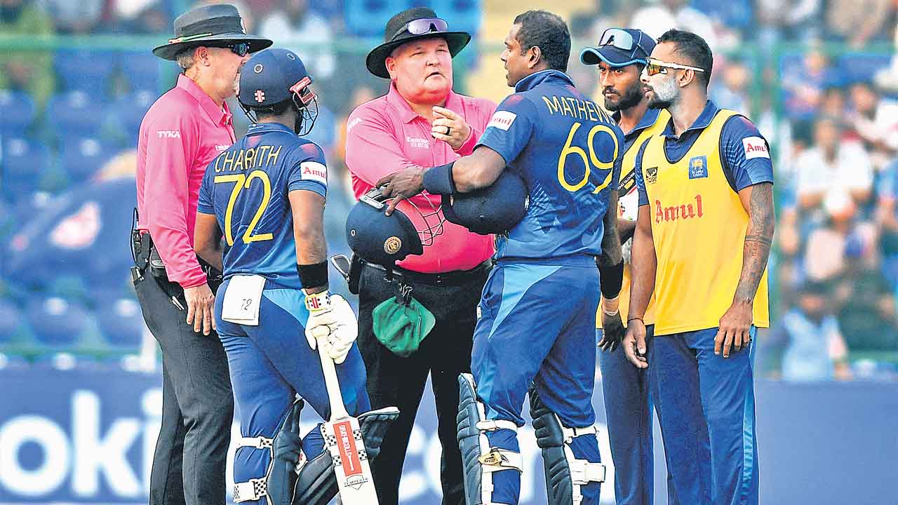 మాథ్యూస్‌ టైమ్‌ ‘ఔట్‌’