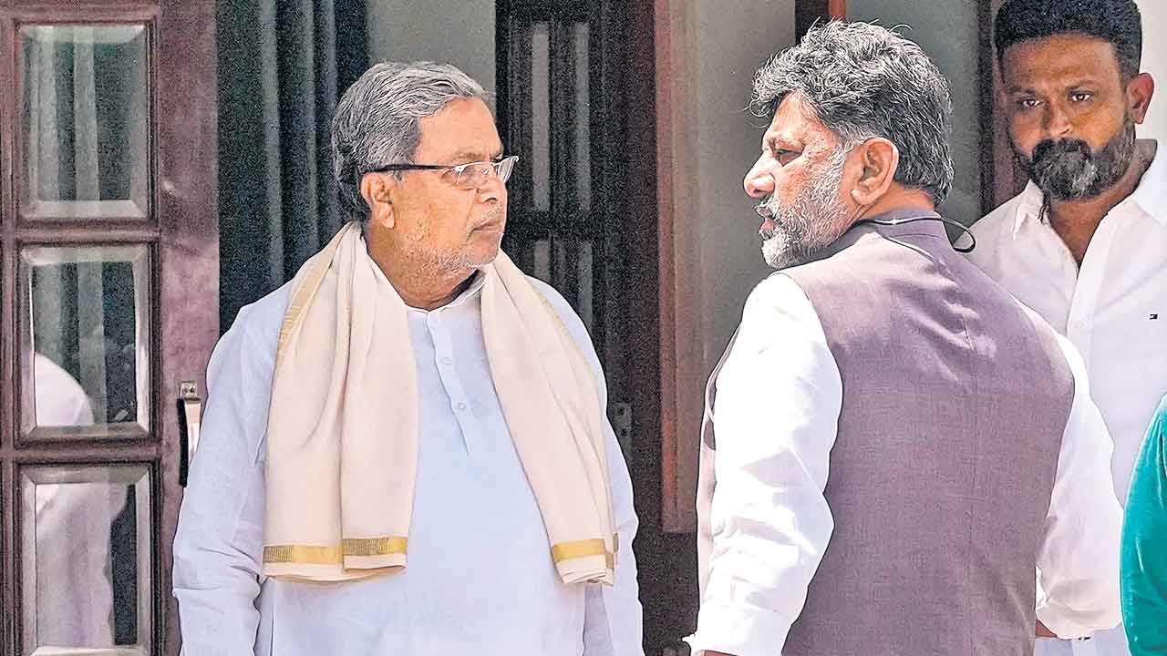 Kannada Congress | కన్నడ కాంగ్రెస్‌లో కుర్చీలాట.. సిద్ధరామయ్యను సీఎం పీఠం నుంచి దించేందుకు డీకే కుట్రలు