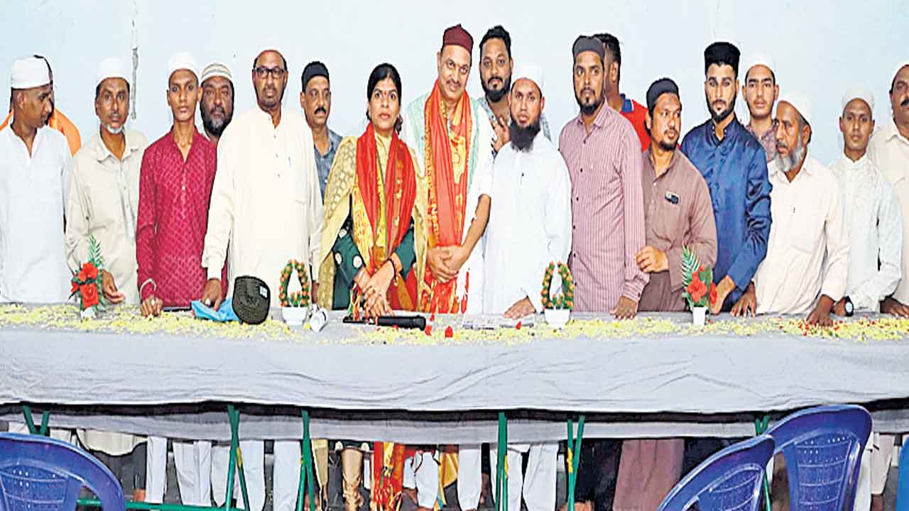 ఆశీర్వదించి ఆదరించండి