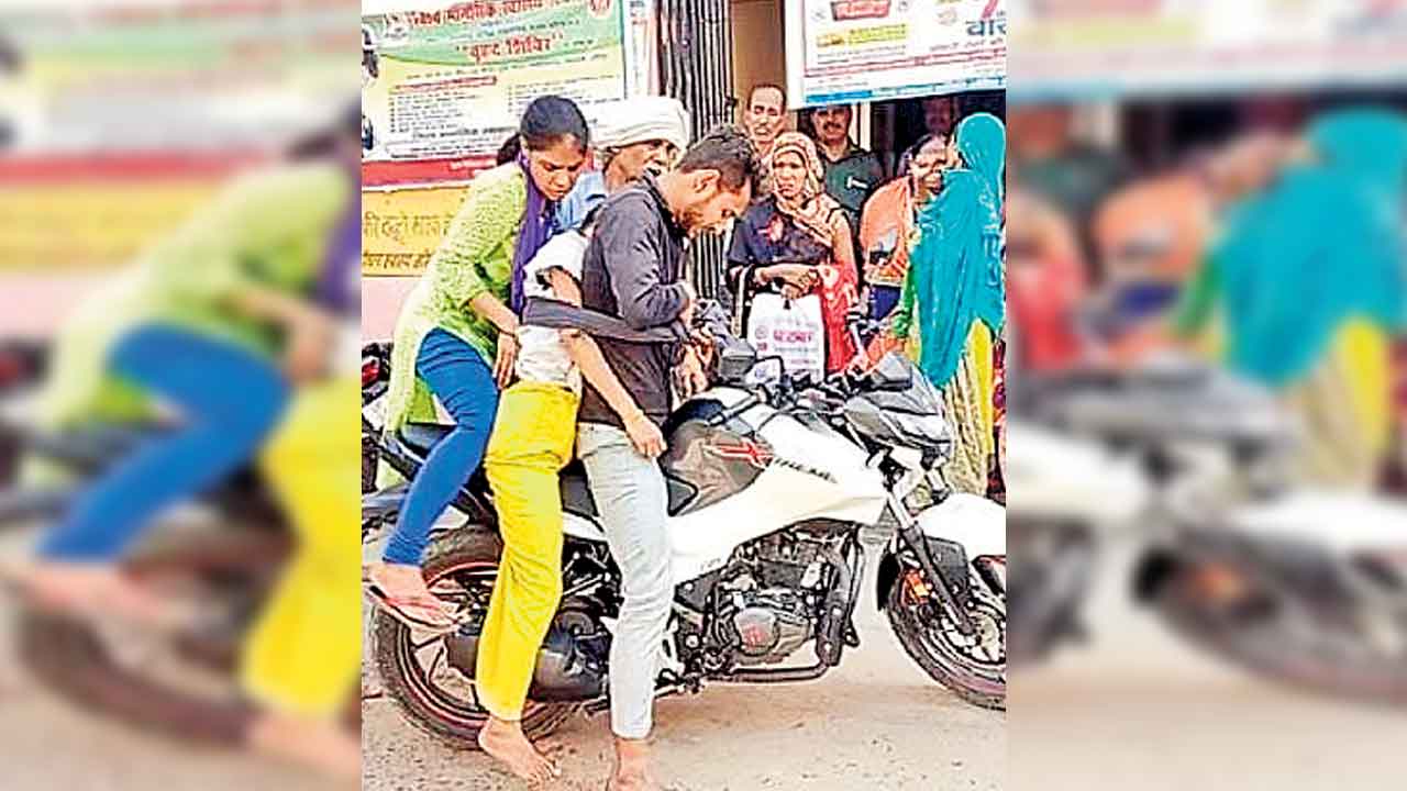 యూపీలో బైక్‌పై మృతదేహం తరలింపు