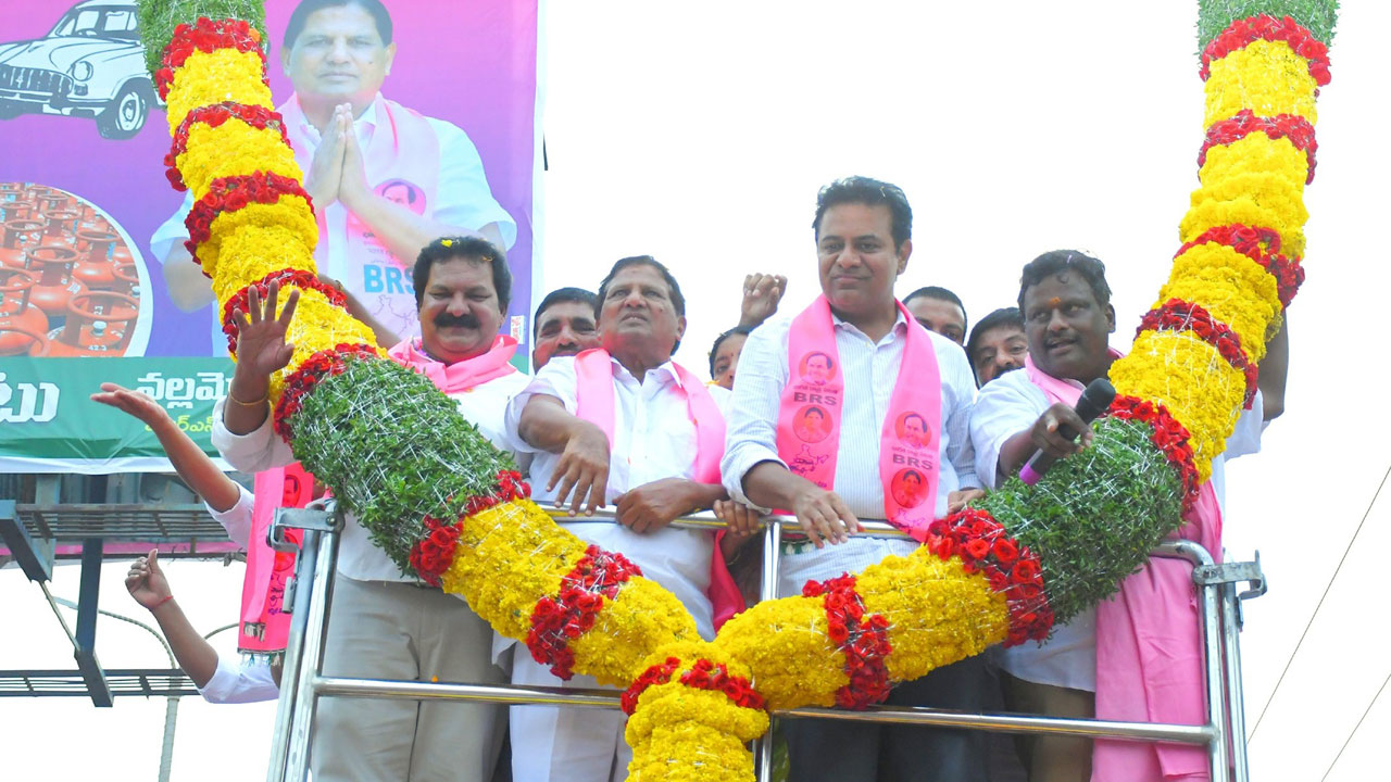 మంత్రి కేటీఆర్‌కు ఘన స్వాగతం