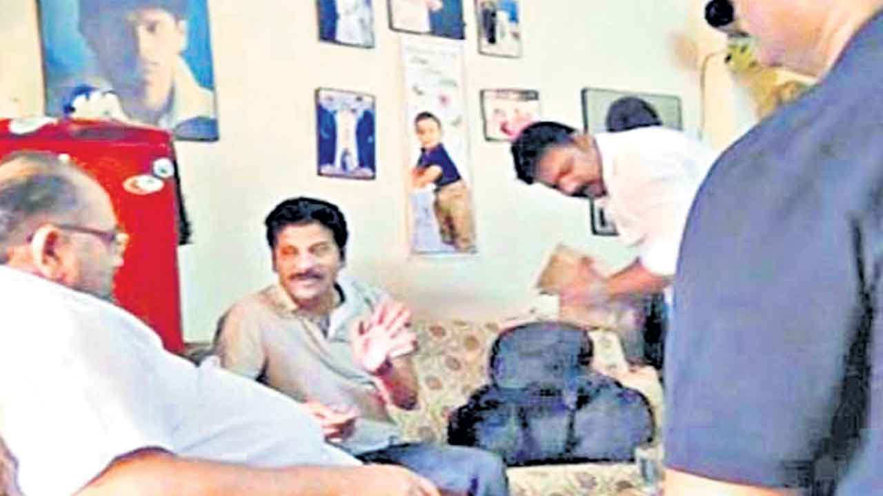 దొంగకు పగ్గాలియ్యాల్నట!