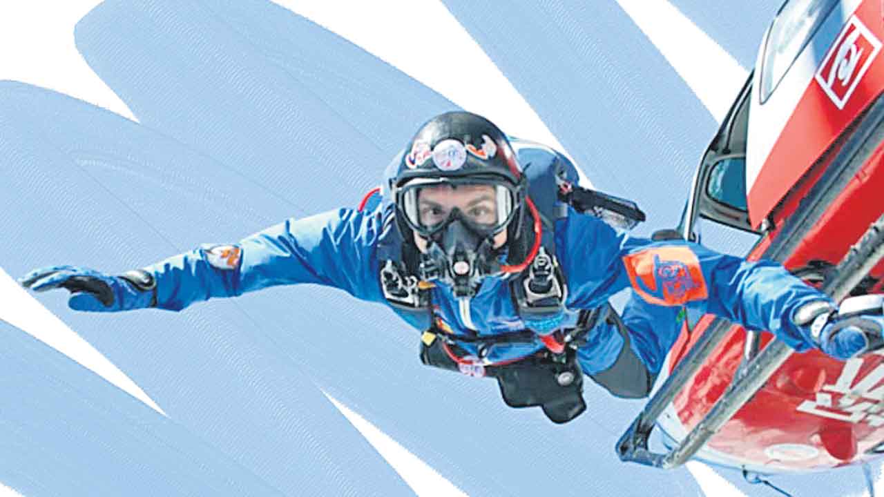 21,500 అడుగుల ఎత్తు నుంచి స్కైడైవింగ్‌