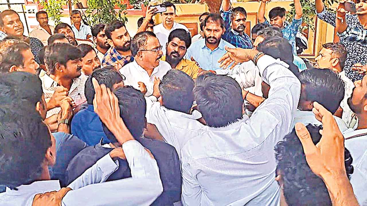 Congress | కాంగ్రెస్‌లో ఇంకా తగ్గని అసమ్మతి సెగలు.. బుజ్జగింపులకు వెళ్లిన నేతలపై తిరుగుబాటు.. దాడులు