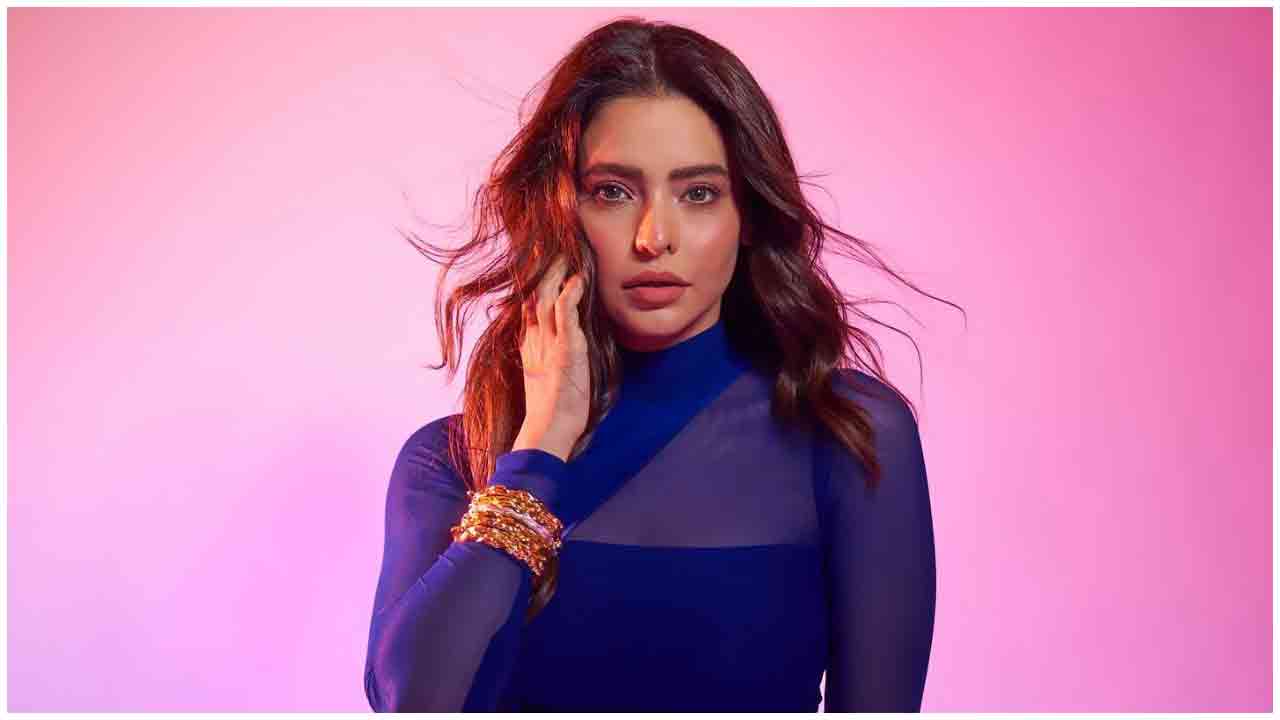 Aamna Sharif | చురకత్తులాంటి చూపులతో గాలం వేస్తున్న ఆమ్నా షరీఫ్..