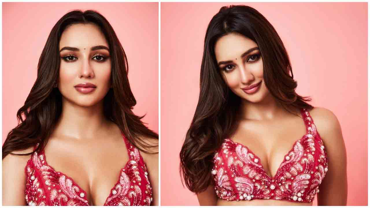 Akanksha Sharma | రెడ్ డ్రెస్‌లో పరువాలు ఒలకబోస్తున్న ఆకాంక్ష శర్మ..