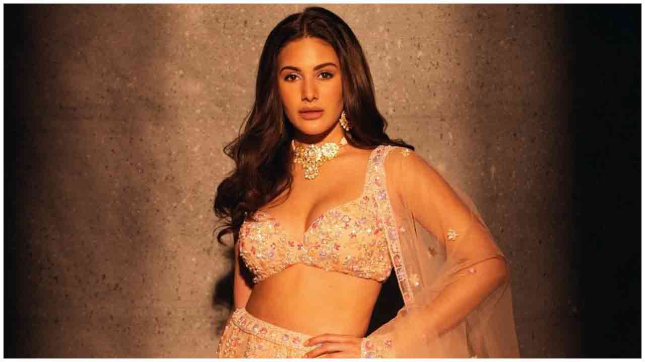 Amyra Dastur | ట్రెండీ డ్రెస్‌లో అమైరా ద‌స్తూర్ కిల్లింగ్ లుక్స్..