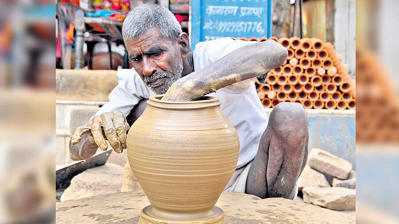బడుగుల ఆశలకు గండి కొట్టే కుట్ర
