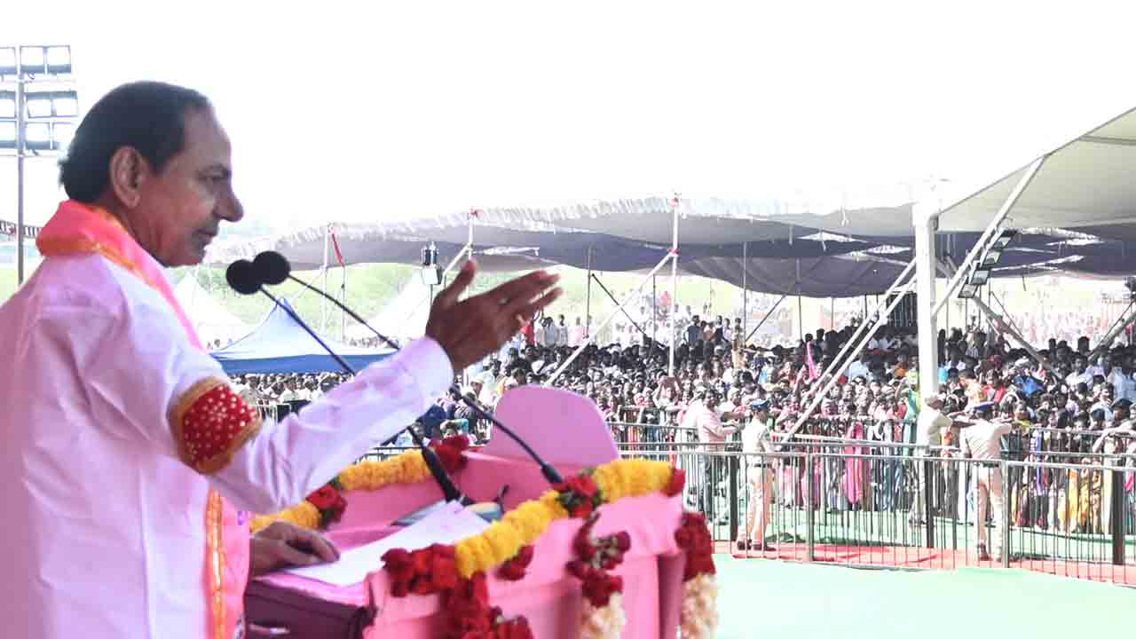 గులాబీల జెండలమ్మ పాటకు హోరెత్తిన సభా ప్రాంగణం 