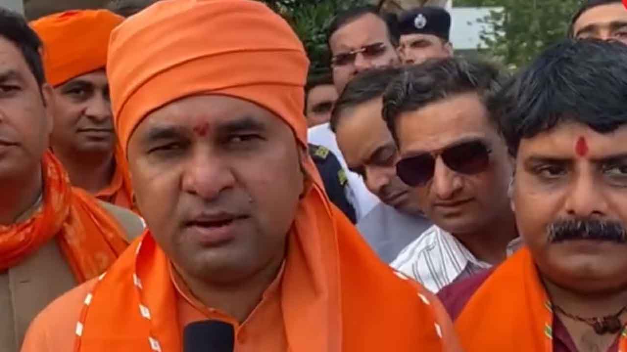 గిరిజనుల్ని ఓడించాలి