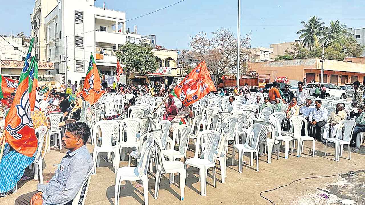 Bandi Sanjay | ఆర్సీపురంలో బండి సభ అట్టర్ఫ్లాప్.. జనం లేక సభ వెలవెల