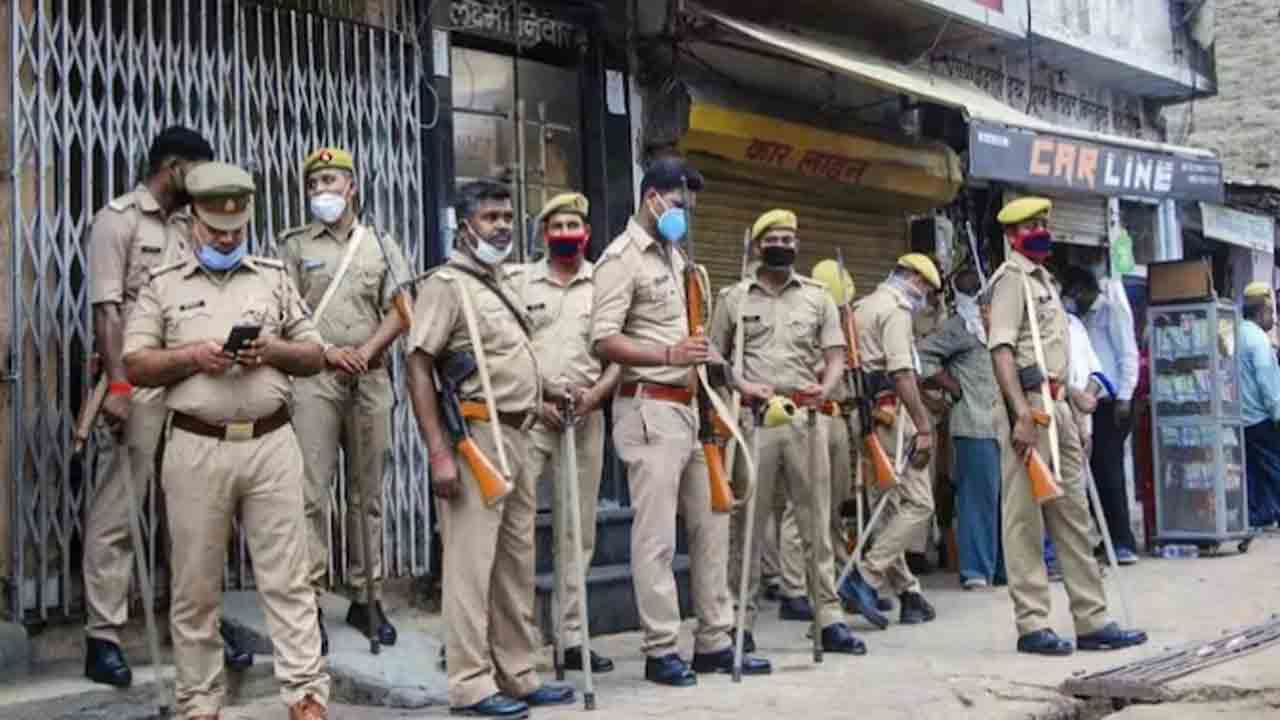 Bank employee taken hostage | బ్యాంకు సిబ్బందిని నిర్బంధించిన రుణ ఎగవేతదారుడు