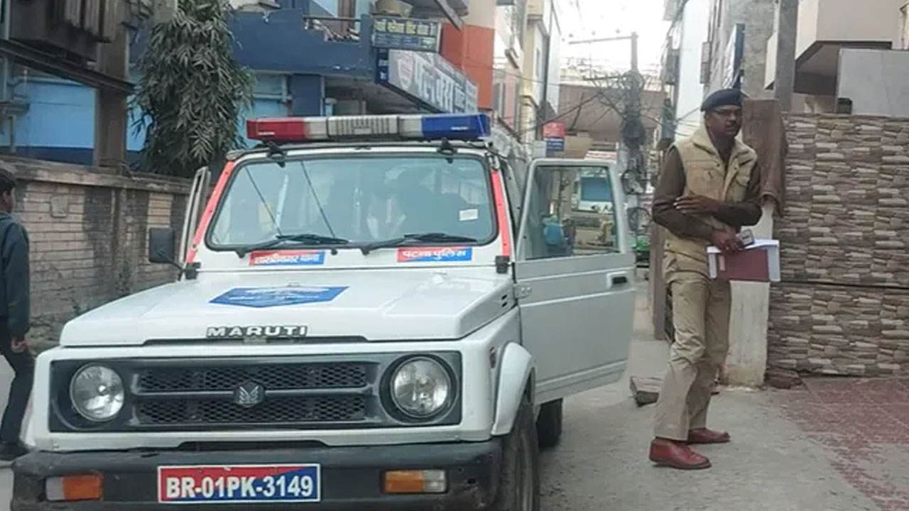 Bihar | పోలీసులపై అధికార పార్టీ నేత దాడి.. మహిళా కానిస్టేబుల్‌పై పెట్రోల్‌పోసి..