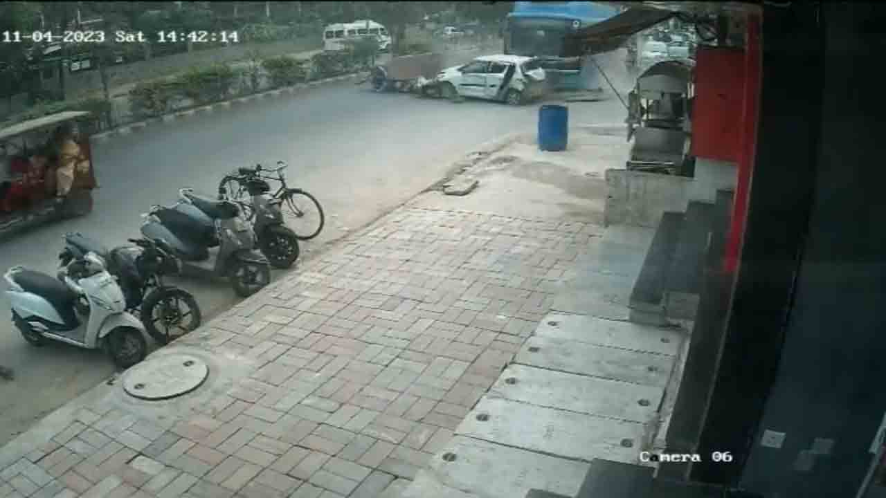 Road accident | అదుపు తప్పి బస్సు బీభత్సం.. ఒకరు దుర్మరణం.. కారు, బైకులు ధ్వంసం.. Video