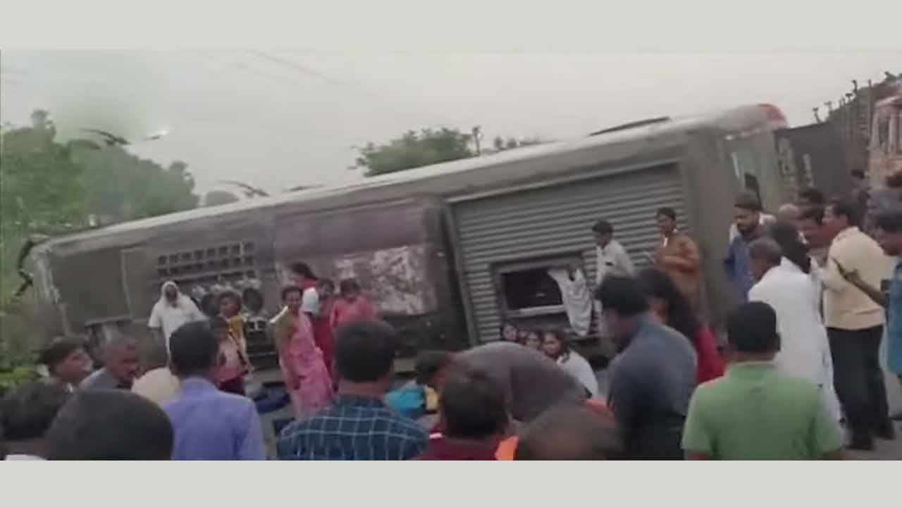 Road Accident | నల్లగొండ జిల్లాలో బోల్తాపడిన పెండ్లి బస్సు.. మహిళ మృతి