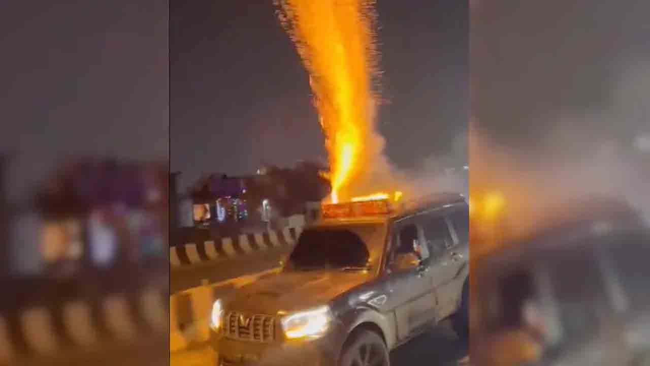 Viral Video | మొన్న బైక్‌.. నేడు కారు.. వాహనాలపై టపాసులు పేలుస్తూ బీభత్సం సృష్టిస్తున్న యువత