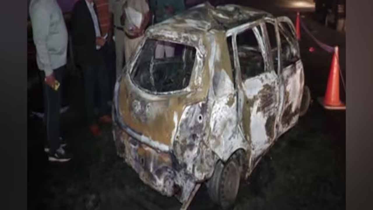 Oil Tanker | కారు, పికప్‌ వ్యాన్‌ను ఢీకొట్టిన ఆయిల్‌ ట్యాంకర్‌.. మంటలు చెలరేగి నలుగురు దుర్మరణం