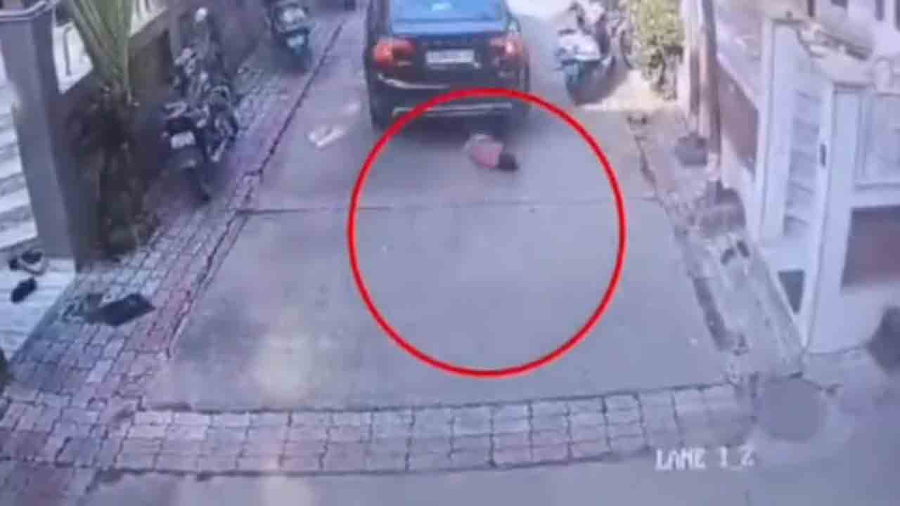 Watch: క్రాకర్స్‌ కాల్చుతున్న బాలుడి మీదుగా దూసుకెళ్లిన కారు.. వీడియో వైరల్‌