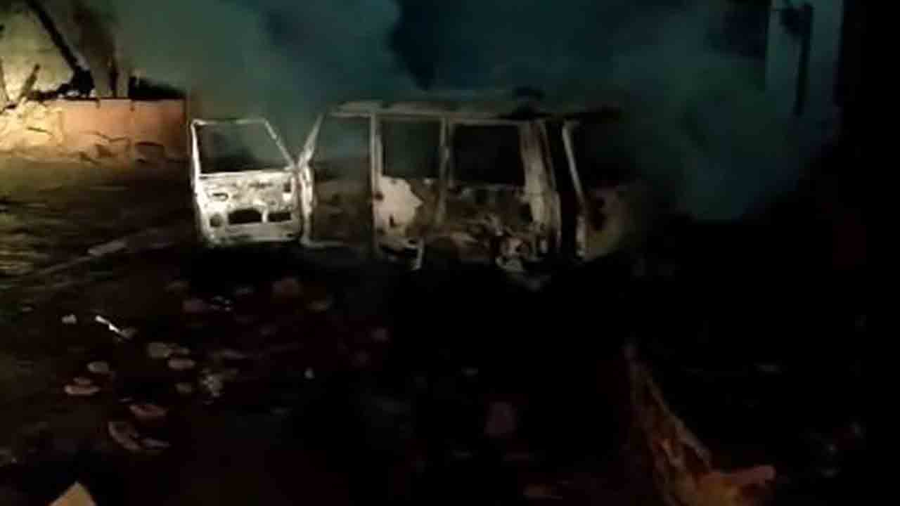 Clash Over Fake Voting | ఫేక్‌ ఓటింగ్‌పై రెండు కుటుంబాల మధ్య  ఘర్షణ.. ఒకరు సజీవ దహనం,   కాల్పుల్లో ఇద్దరు మృతి