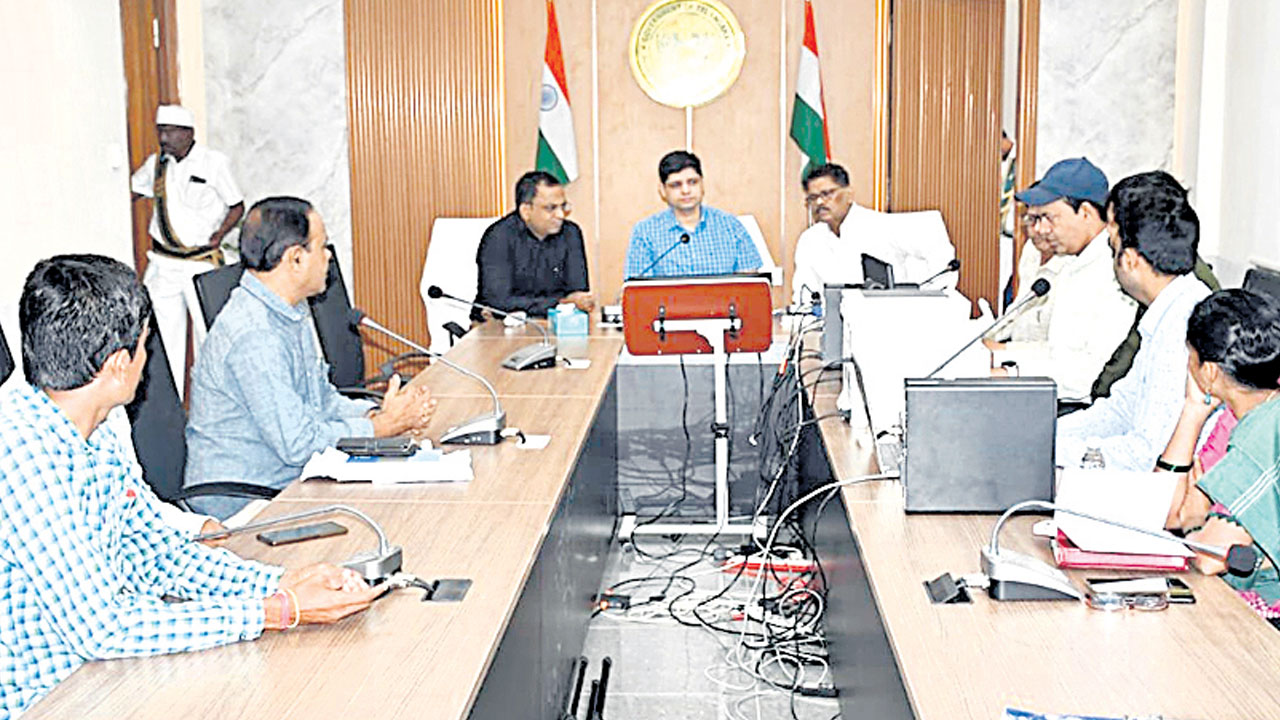 ఓటరు స్లిప్పులను అందించాలి