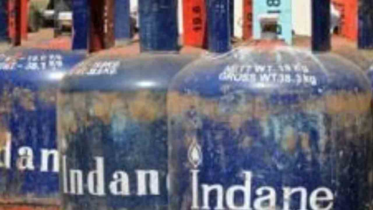 Gas price | వాణిజ్య గ్యాస్‌ సిలిండర్‌ ధర రూ.101 పెంపు.. జెట్‌ ఇంధనమూ భారమే